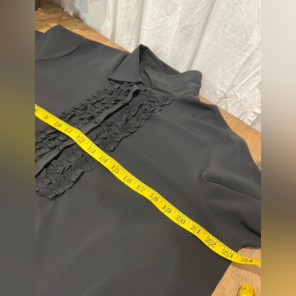 JUSTE POUR MOI  button down shirt with a frill along the topSize 1x - Picture 3 of 10